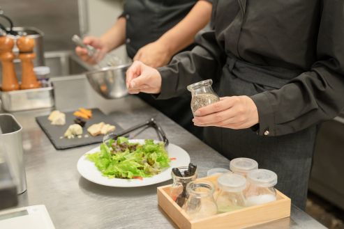 【紹介】短期/ホテルの調理補助・洗い場