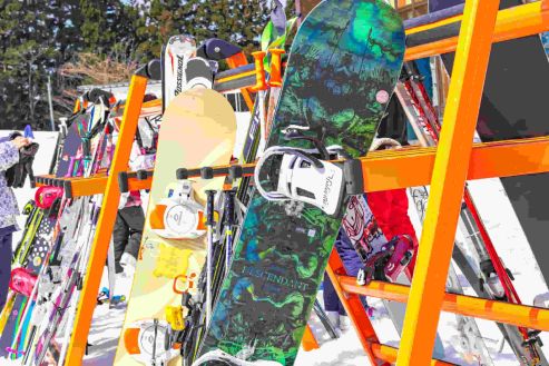 【紹介】スキー場でスキーやスノボ用品のレンタル係